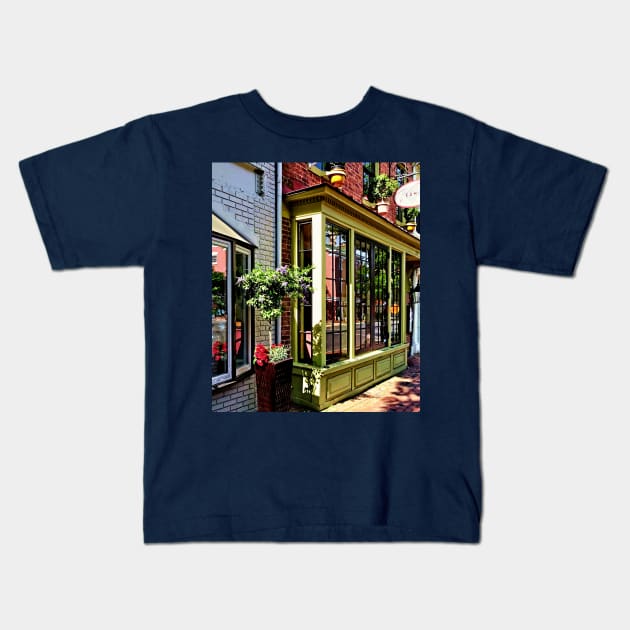 Alexandria VA - King Street Restaurant Kids T-Shirt by SusanSavad
